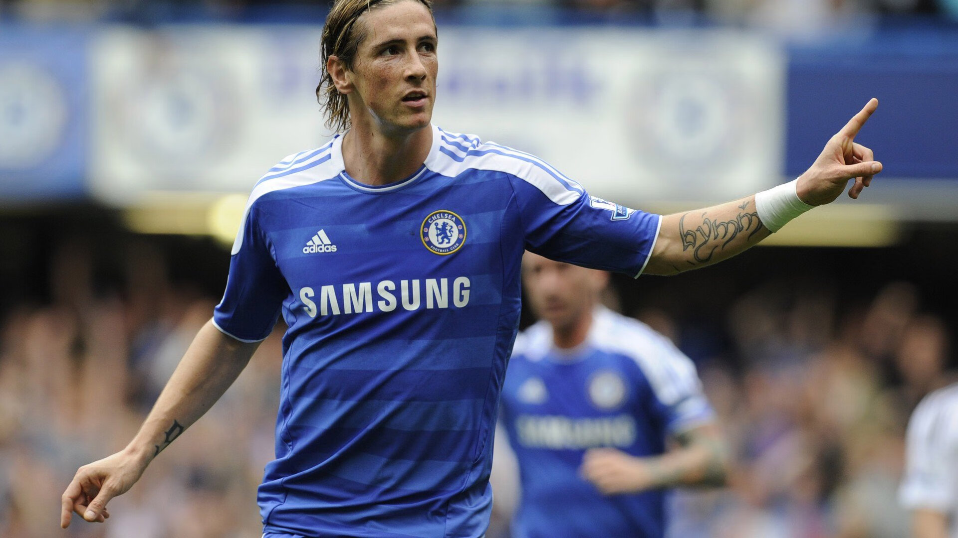 历史性时刻:首次在湿滑赛道中夺冠